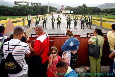 Puente Simón Bolívar permanece bloqueado