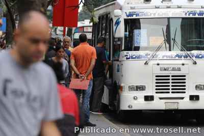 #8Nov Transportistas obligan a bajarse del autobús por no pagar aumento...